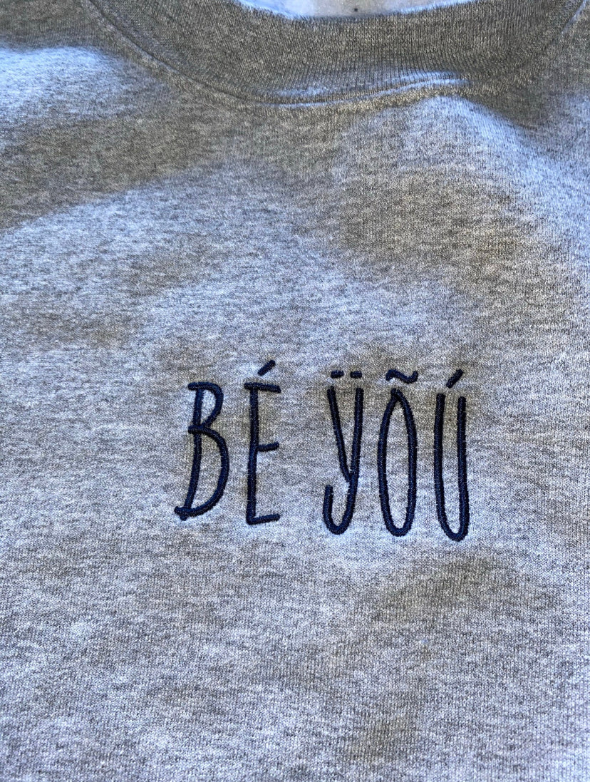 BÉ ŸÕÚ Embroidered Gray Crewneck